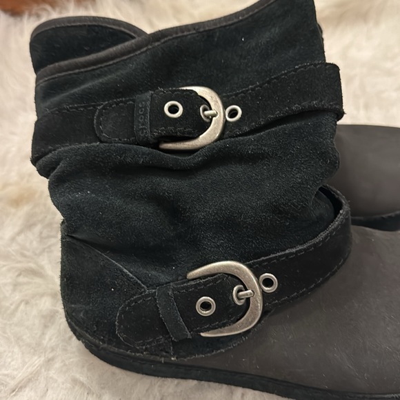 Crocs Boots Black Berryessa Suede Women’s size 7 pre-owned. - Picture 2 of 5
